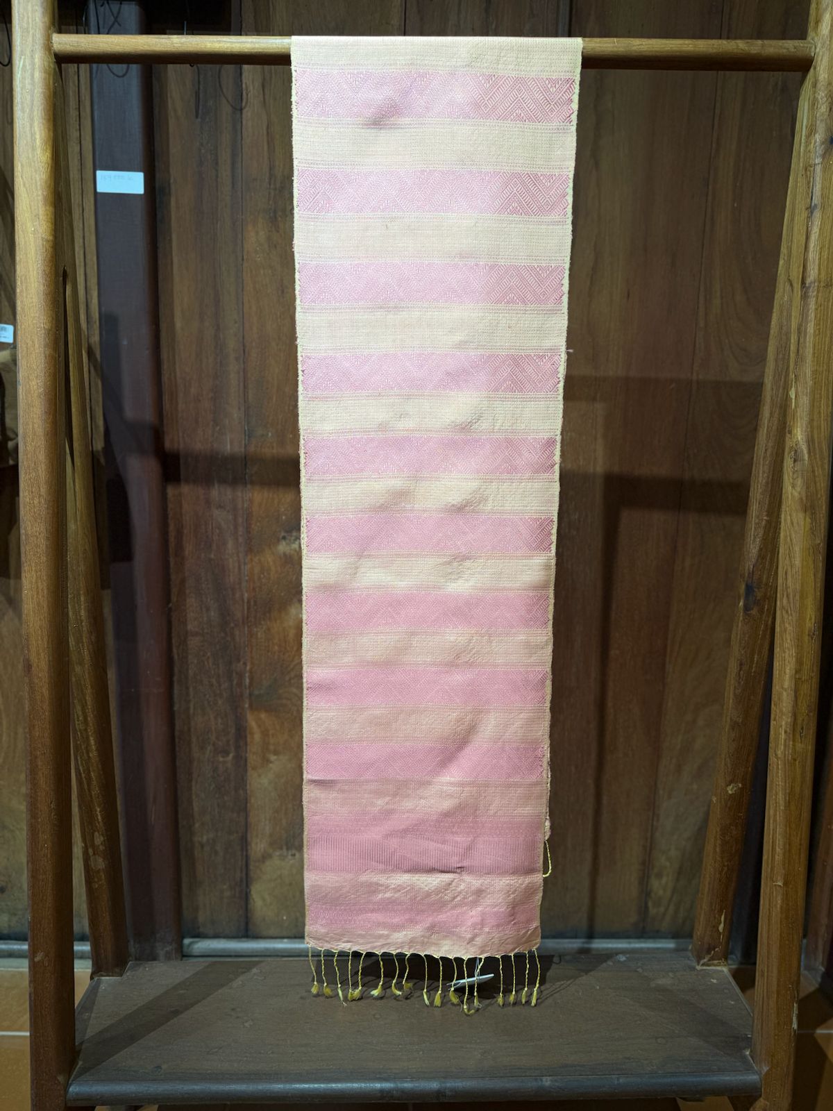 Shoulder Cloth - Lai Khan (Pink)